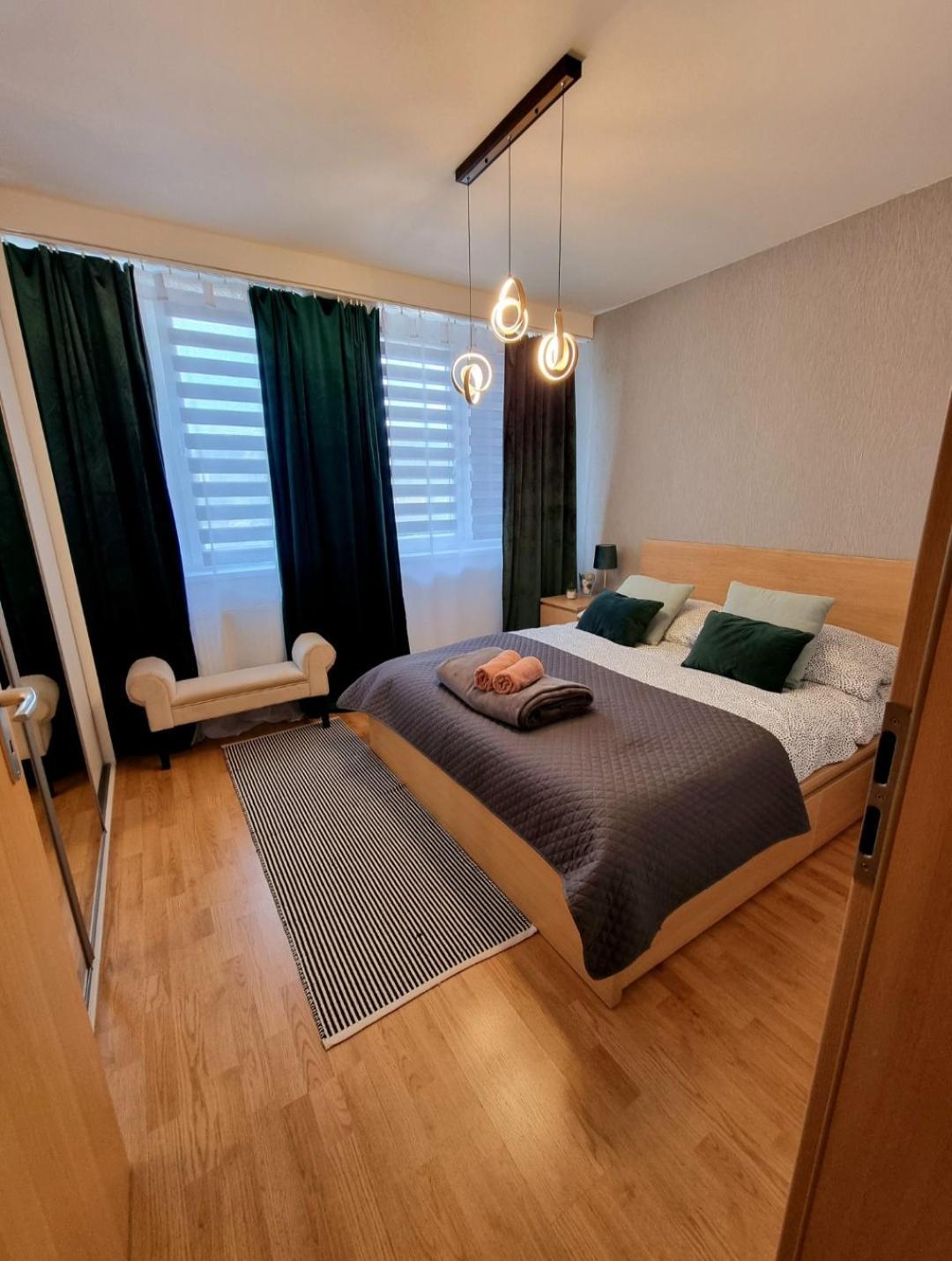 Apartment Banska - City Centre & Private Parking บันสกาบิสตรีตซา ภายนอก รูปภาพ