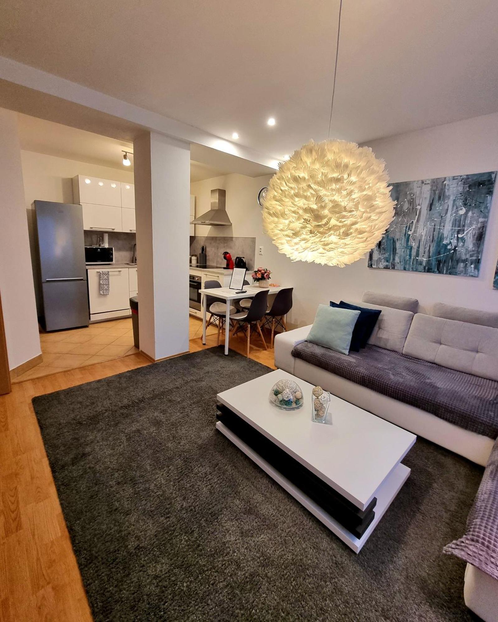 Apartment Banska - City Centre & Private Parking บันสกาบิสตรีตซา ภายนอก รูปภาพ