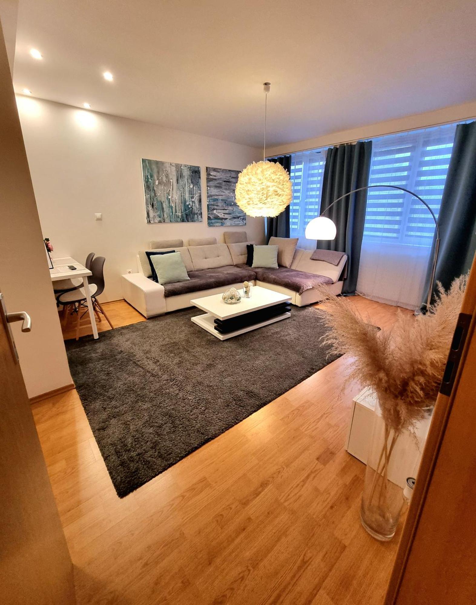 Apartment Banska - City Centre & Private Parking บันสกาบิสตรีตซา ภายนอก รูปภาพ